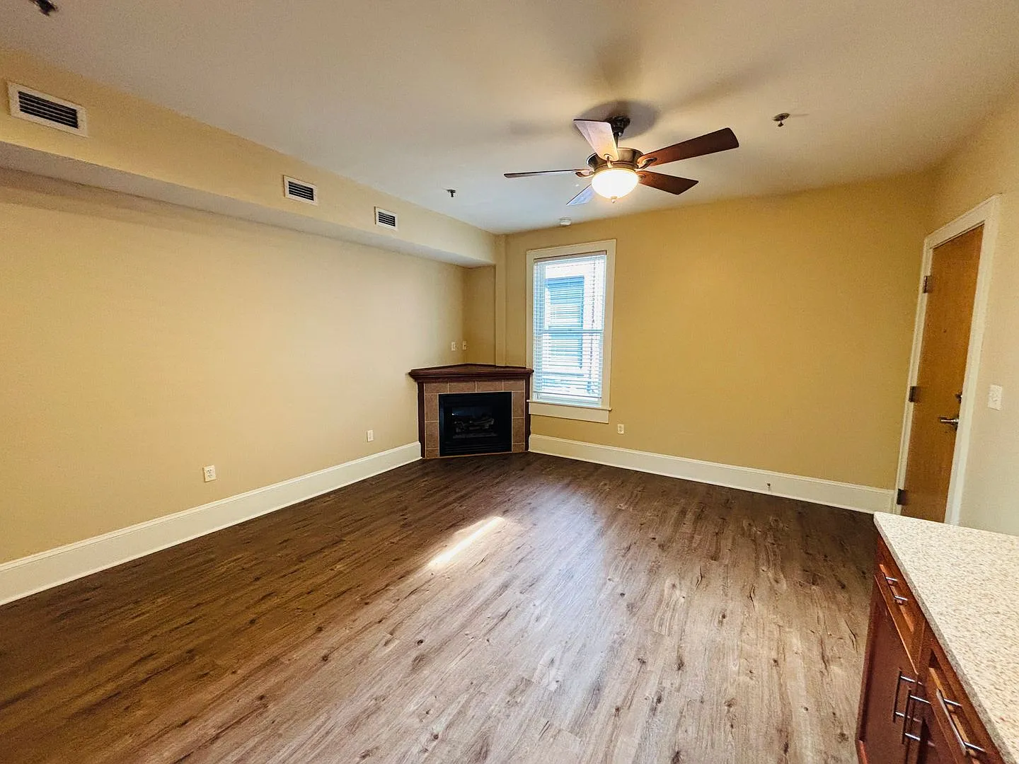 2 Bedroom, 1 Bath Apartment — Photo 3