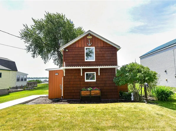 2 Bayview Dr, Hilton, NY 14468