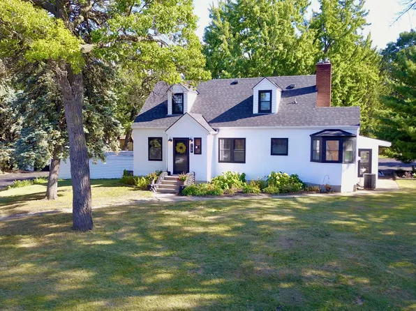 739 10th St NW, New Brighton, MN 55112
