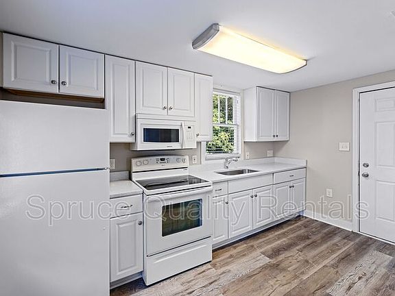 3rd image of 1614 Fayetteville St Unit D