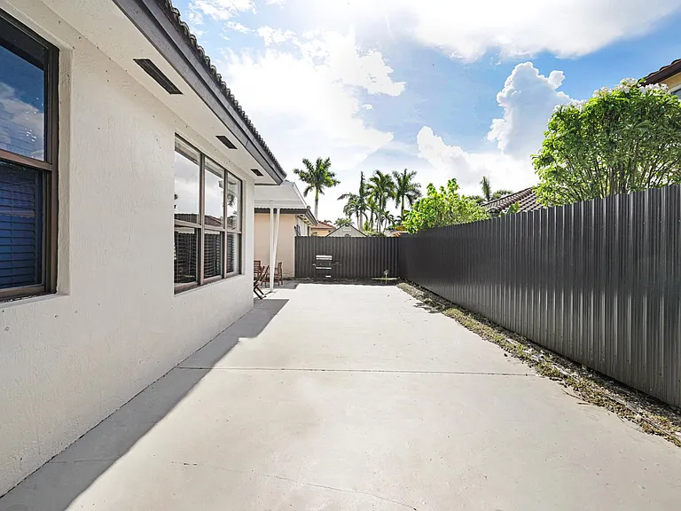 16082 SW 68th Ter — Photo 27
