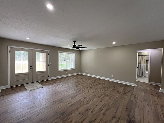 3rd image of 913 Memorial Dr