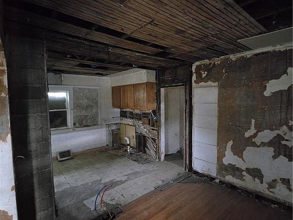 5th image of 12109 Gay Ave