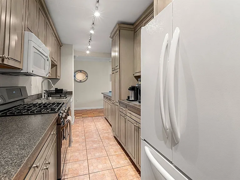 2 Hawthorne Pl #17M — Photo 11