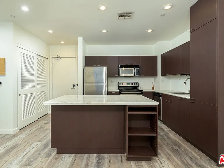 630 W 6th St #207 — Photo 9