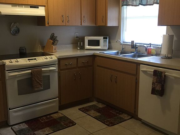 4th image of 2850 SE Rowena Ave