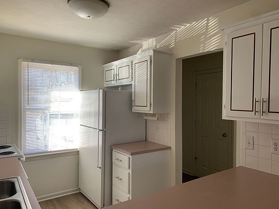 3rd image of 277 Lakeview Dr #100