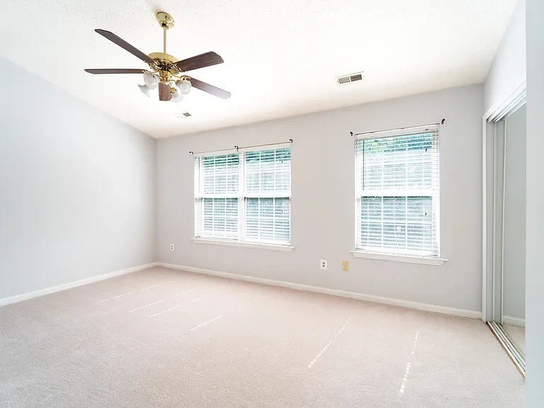 413 Lakeview Ct — Photo 36
