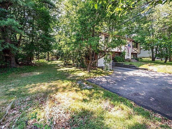 3rd image of 126 Bayberry Rd