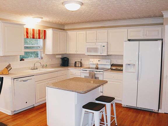 5th image of 776 Blackthorn Way