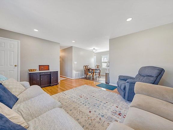 4th image of 2162 Mulberry St