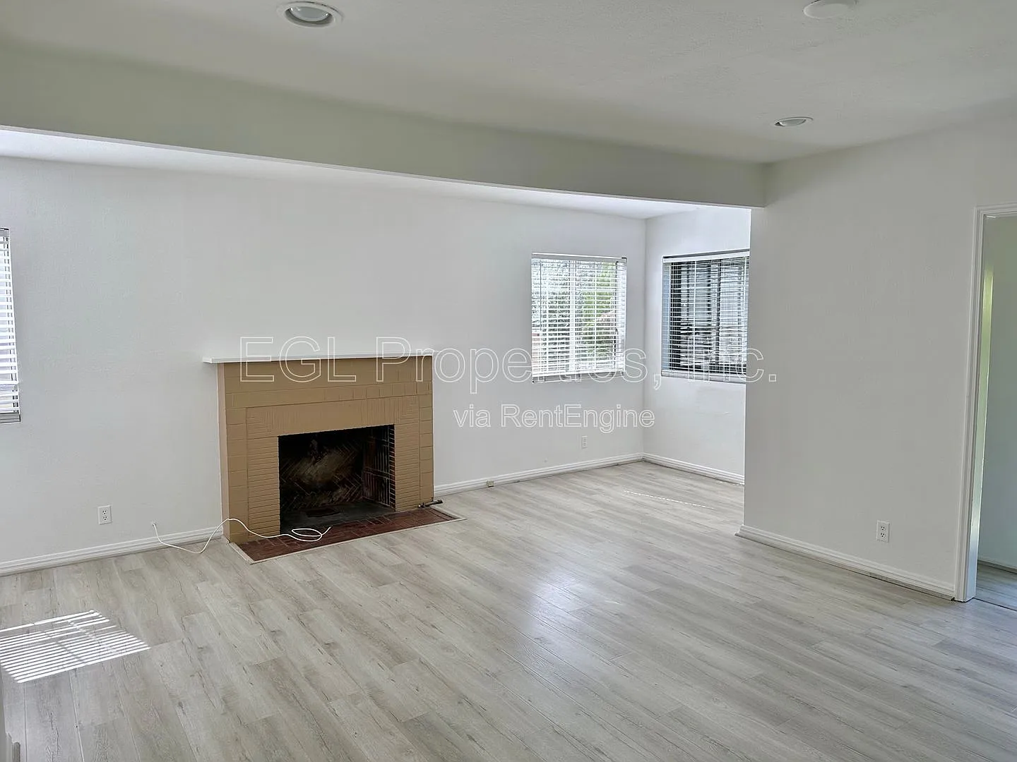 2 bed, 2.0 bath, 1200 sqft, $3,995 — Photo 3