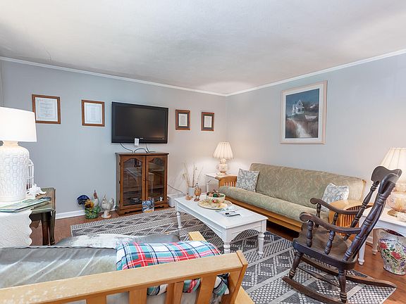 3rd image of 1910 Plantation Dr SE