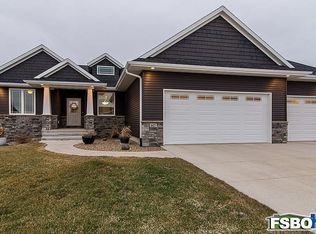 1427 Cardinal Dr, Fairfax, IA 52228