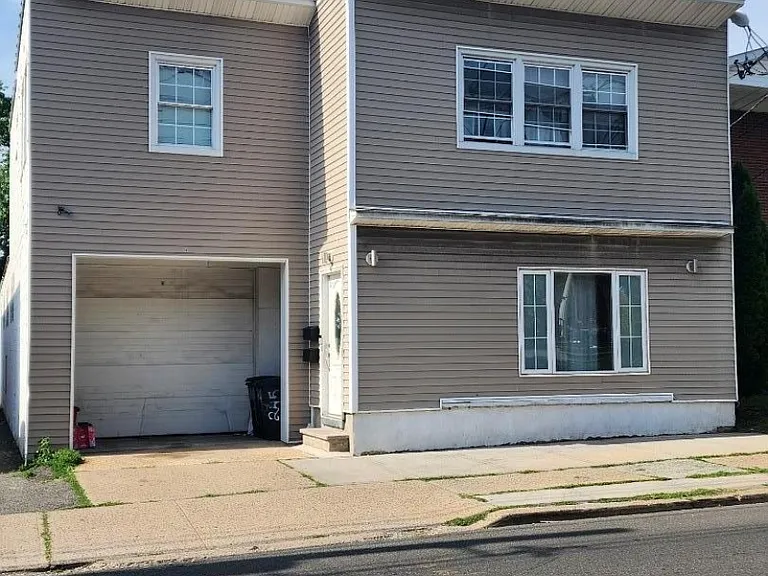 245 W Grand St — Photo 4