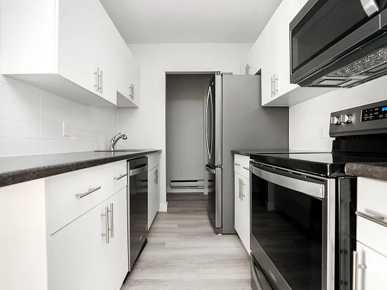 6105 Roblin Blvd — Photo 38