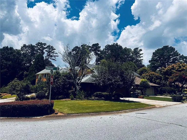 290 Francyne Ct — Photo 1