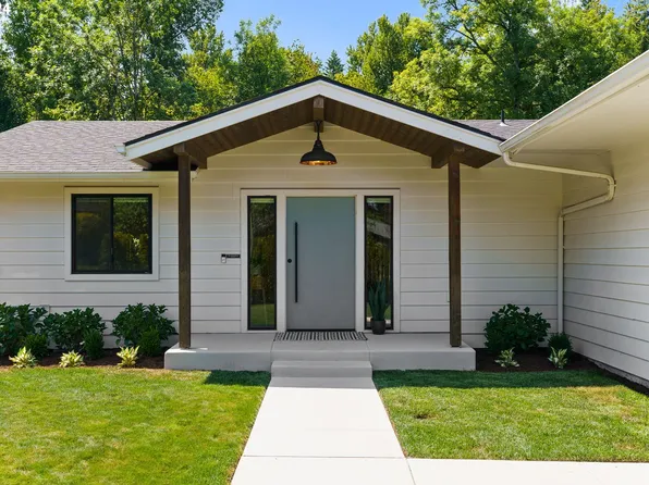 2051 Wembley Park Rd, Lake Oswego, OR 97034