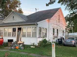 104 S Oak St, Farina, IL 62838