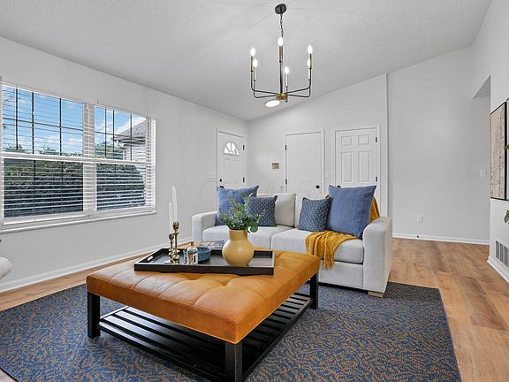 4th image of 2076 Earlsway Dr