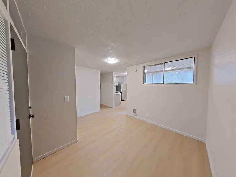 University Manor - Newly Renovated Units just a short walk from Campus! — Photo 10
