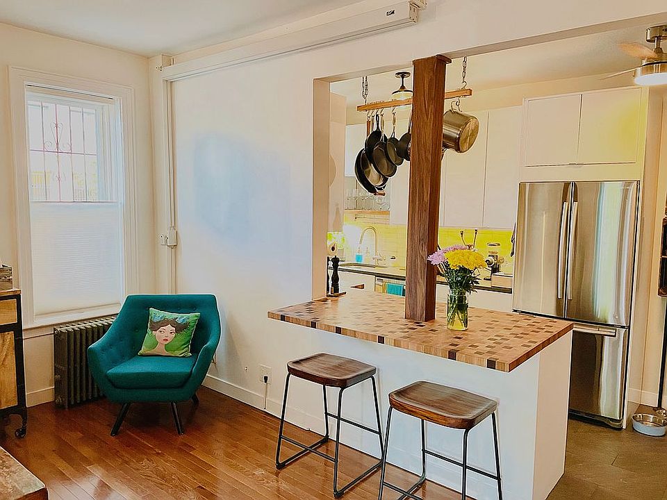 Open Kitchen w/ Bar Counter