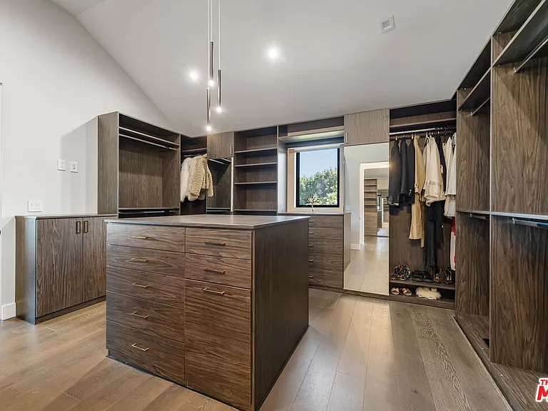 5415 Amestoy Ave — Photo 42