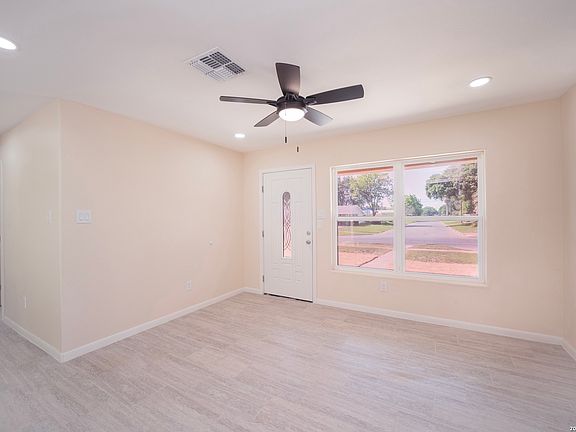 5th image of 1623 Kendalia Ave.