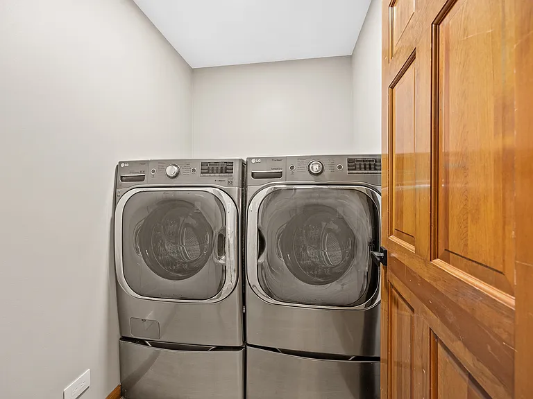 5S560 Paxton Dr #2H — Photo 14