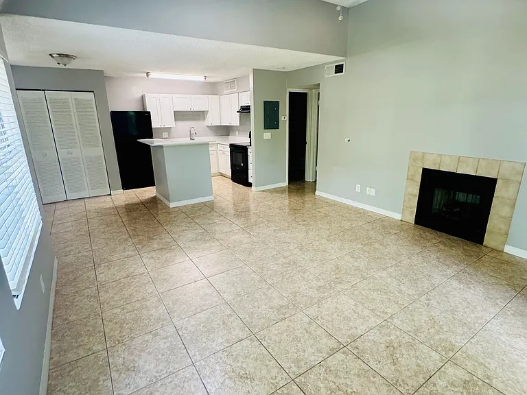 385 Woodside 201 Dr #201 — Photo 5