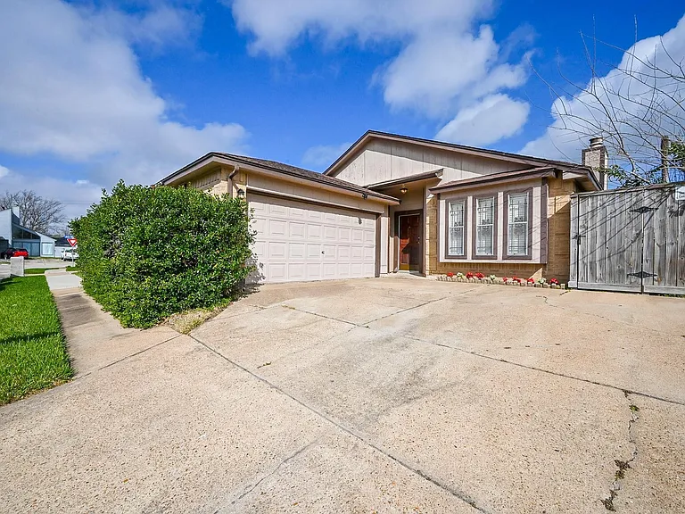 7918 Chancel Dr — Photo 1