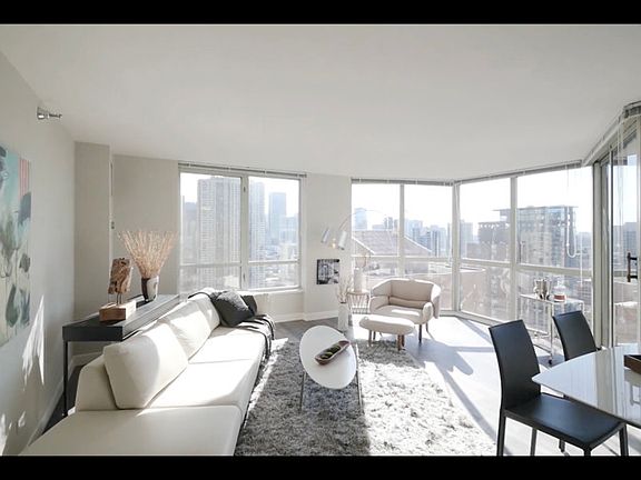 2nd image of 40 E Delaware Pl