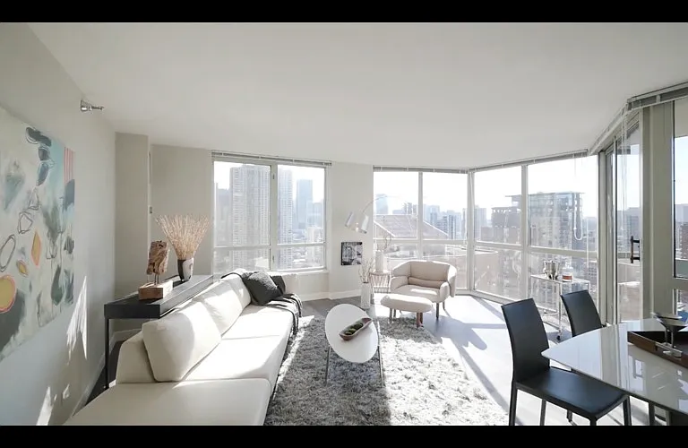 40 E Delaware Pl — Photo 1