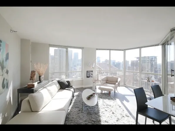 40 E Delaware Pl, Chicago, IL 60611