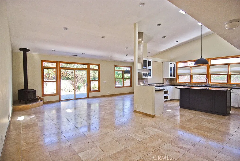 3 bed, 2.5 bath, 1695 sqft, $5,000 — Photo 4