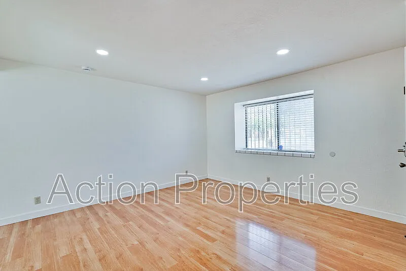 2 bed, 1.0 bath, 1033 sqft, $2,995 — Photo 3