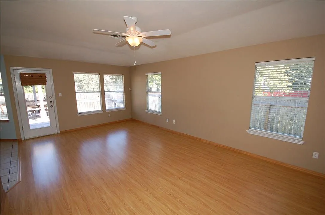 3 bed, 2.0 bath, 1362 sqft, $2,250 — Photo 2