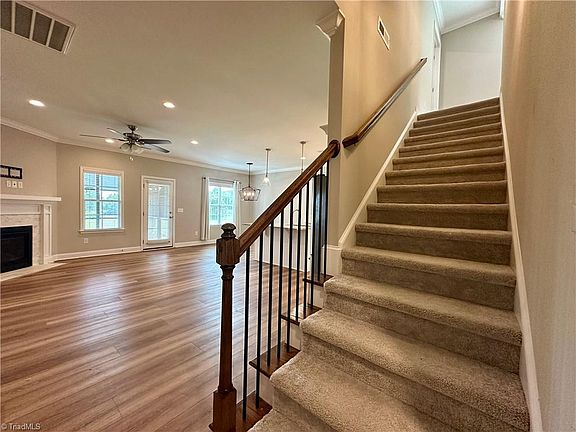 5th image of 150 Lake Louise Dr