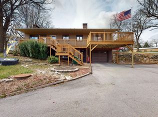 402 Riverside Dr, Mason City, IA 50401