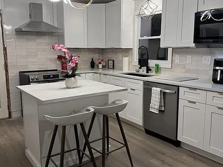 5241 Silas Creek Pkwy — Photo 2