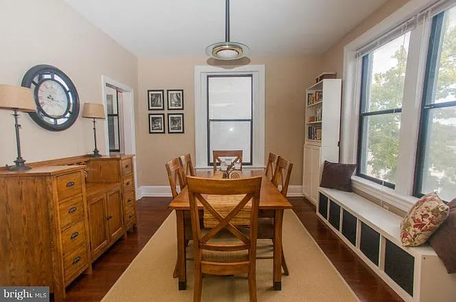 520 E St NE — Photo 4