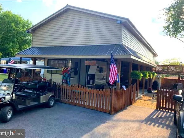 4 Butterfly Blvd, Falling Waters, WV 25419