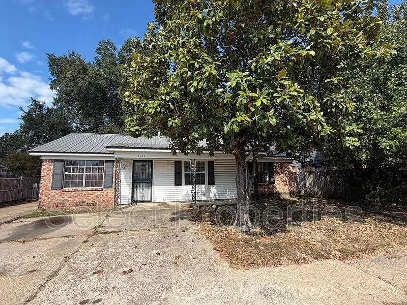 3 bed, 1.0 bath, 1200 sqft, $1,000 — Photo 1