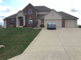 2914 Noble Hawk Dr, Kendallville, IN 46755