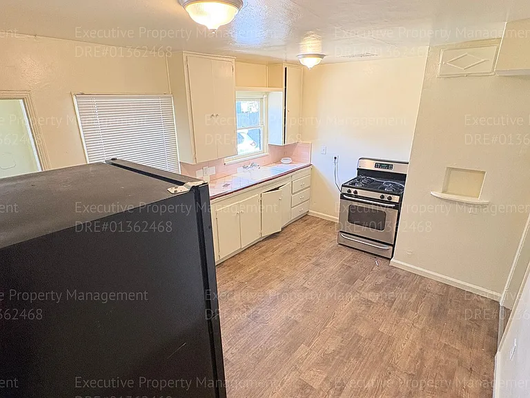 2321 N Inyo St — Photo 15