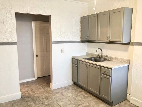 4th image of 3500 S Artesian Ave #2