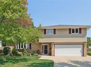 999 N Skyline Dr, Seven Hills, OH