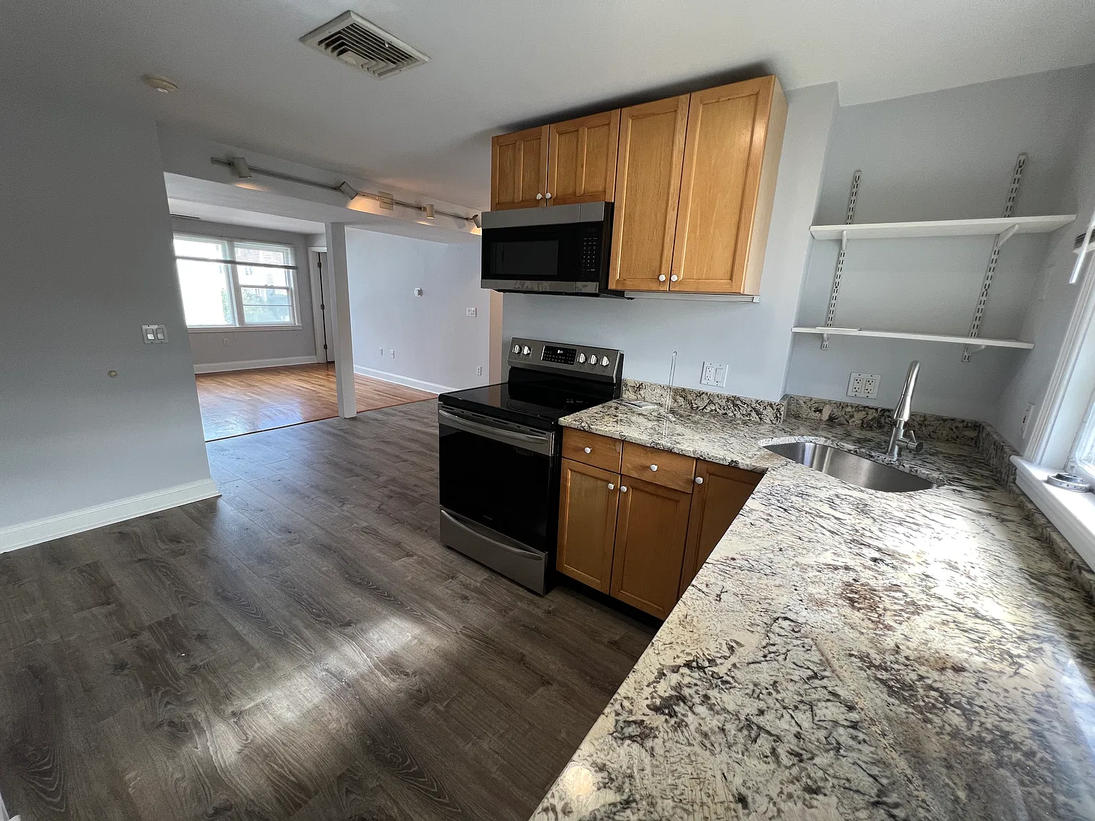 3 bed, 1.5 bath, 900 sqft, $3,500 — Photo 1