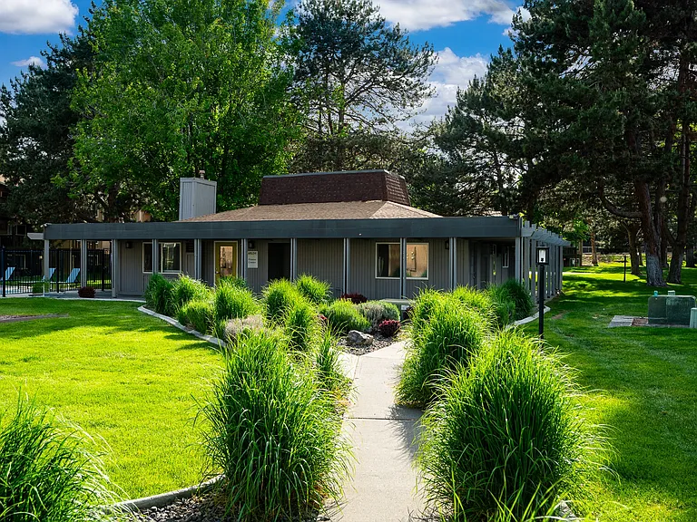 Arlo on 10th |Exterior