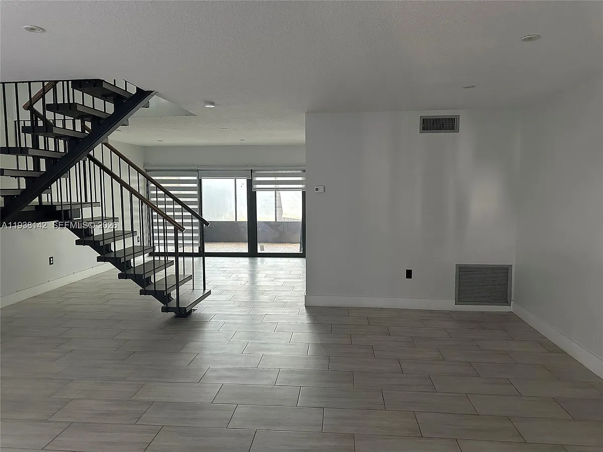 Building Photo - 6526 Kendale Lakes Dr #1405